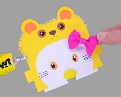 Hello Kitty Schleife aufkleben Bild vom Aufkleben der Hello Kitty Schleife