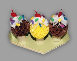 Bild von drei Papiereiskugeln mit Sahnehaube