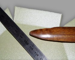 Bild von Falzbeil und Lineal auf gefalztem Mettallicpapier