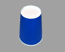 Bild eines blauen Papierbechers