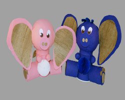 Bild von zwei Wabenpapierelefanten mit eingezogenem Rüssel