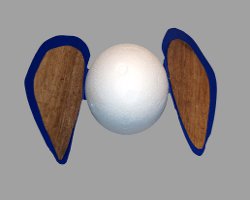 Bild von Styroporkugel mit zwei Elefantenohren aus Papier