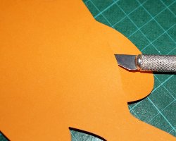 Bild von Tonpapier und einem Bastelmesser