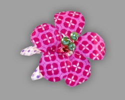 Gemusterte, pinkfarbene Blume aus Washi Papier