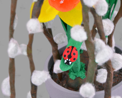 Marienkäfer mit Palmkätzchenzweigen Bild von Marienkäfer auf Palmkätzchenzweigen. Osterdeko gebastelt von Veronika Vetter Fine Art Künstlerin