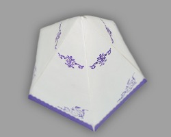 Bild von spitzem Kegel aus Lichterpapier