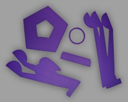 Bild von verschiedenen, lilafarbenen Papierelementen