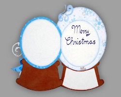 Aufgeklappte Weihnachtskarte (Schneekugel) Bild von Grußkarte zu Weihnachten, die aufgeklappt ist