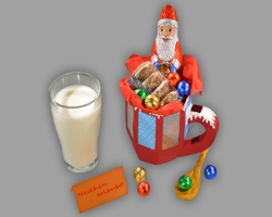 Nikolaussüßigkeiten, ein Glas Milch und die Papiertasse Bild von gebastelter Nikolaustasse und einem Schild auf dem steht, dass Naschen erlaubt ist