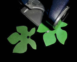 Bild von Locher und Papierblatt