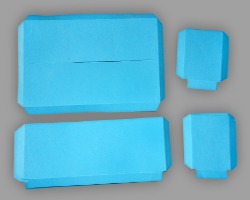 Bild von vier hellblauen Papierelementen zum Basteln einer Werkzeugkiste