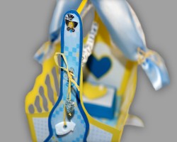 Bild von Frontansicht der Babywiege mit Verzierungen