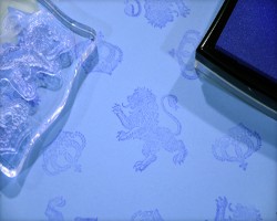 Bestempeln des Tonpapiers mit Löwen Bild vom Bestempeln des Tonpapier mit blauen Löwen