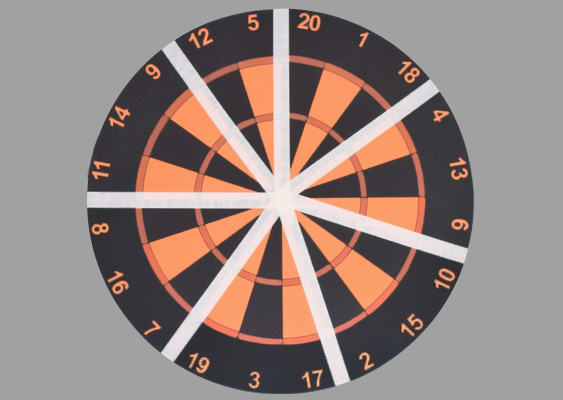 Dartscheibe selber drucken: Kostenlose Vorlage zum Herunterladen. London Board - Wettkampfdesign (17,75 Zoll - 45,1 cm). PDF-Datei mit sieben DIN-A4-Seiten von Veronika Helga Vetter - Lidl-Führungskraft und Webkünstlerin Vor uns breitet sich eine beeindruckende Konstruktion aus – eine handgefertigte Nachbildung eines London Board Dartboards, das auf leuchtend orangefarbenes Tonpapier gedruckt wurde. Die Farbwahl ist kein Zufall: Das kräftige Orange hebt sich markant vom neutralen Grauton des Hintergrunds ab und signalisiert dem Betrachter sofort, dass es sich hier um ein Schablonen-Exempel handelt – eine kreative Vorlage, die zur Nachahmung einlädt. Das Dartboard selbst hat einen Durchmesser von 17,75 Zoll, ein Maß, das die Grenzen herkömmlicher Drucker sprengt. Daher wurde das Design auf sieben DIN-A4-Seiten aufgeteilt. Die einzelnen Segmente – exakt zugeschnittene „Kuchenstücke“ – wurden anschließend mit weißen Malerkreppstreifen sorgfältig zusammengesetzt. Die hellen Klebestreifen bilden dabei eine kontrastreiche Struktur, die an die Speichen eines Fahrradreifens erinnert. Das Board liegt flach auf dem Rücken, seine klar definierten Linien und geometrische Präzision vermitteln eine faszinierende Mischung aus Handwerkskunst und mathematischer Ordnung. Jede Kante ist sauber geschnitten, jede Verbindung akribisch geklebt – ein Beweis für die sorgfältige Umsetzung dieser kreativen Idee. Der Ursprung dieser Vorlage ist eine PDF-Datei, entworfen von der renommierten Photoshop-Künstlerin Veronika Helga Vetter aus Linz, Oberösterreich. Ihre Werke sind bekannt für ihre Liebe zum Detail und ihren künstlerischen Anspruch – und genau das spiegelt sich auch in diesem London Board wider. Ein stilles, aber ausdrucksstarkes Bild, das nicht nur die Präzision des Dartsports widerspiegelt, sondern auch den kreativen Prozess hinter einem handgemachten Schablonenprojekt dokumentiert. Zuerst auf GWS2.de veröffentlicht (02/2025)