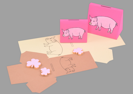 Sparschwein für Kinder basteln: Kostenlose Schablone zum Ausdrucken. Gelddose (Prisma) aus Papier. PDF-Vorlagen von Veronika Helga Vetter (Finanzberaterin Hamburg-Mannheimer). Kein Wasserzeichen - ideal für die Kita Das Bild zeigt zwei charmante, prismenförmige Papierspardosen mit einem entzückenden Schweinemotiv auf der Vorderseite. In zartem Rosa gehalten, stehen sie auf passenden Schnittmustern, die als Vorlagen zum Basteln weiterer Sparschweine dienen. Um die Szene zu bereichern, wurden drei kunstvoll gestaltete Kleeblätter aus Fimo Modelliermasse platziert. Diese detailreiche Darstellung verkörpert das liebevolle Thema der Bargeldaufbewahrung für Kinder auf eine besonders ansprechende Weise
