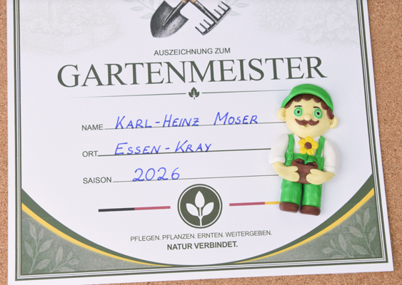 FIMO Polymer Clay Figur Gärtner mit Augen Cane und Blumentopf von Veronika "Vroni" Helga Vetter Auszeichnung zum Gartenmeister. Kostenlose PDF-Vorlage zum Herunterladen. GWS2.de - Mai 2026