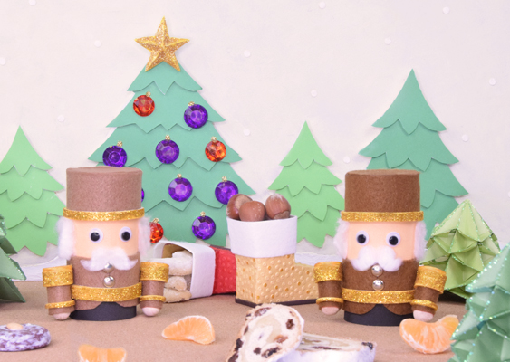 Erzgebirgischer Zauberwald: Zwei braune Bergmann-Nussknacker auf Korkplatte zwischen weihnachtlichen Delikatessen, Nikolausstiefeln und Origami-Tannen – winterliche DIY-Szene von Veronika Helga Vetter Die Szenerie zeigt erneut den „Erzgebirgischen Zauberwald“, der sich im Hintergrund mit seiner vertrauten Kulisse aus dunkel- bis hellgrünen Tannen ausbreitet. Die Bäume stehen dicht an dicht, als hätten sie sich zu einer winterlichen Prozession versammelt, während im Hintergrund feine Schneeflocken vor der weiß-grauen Schneewand niedergehen. In der Mitte erhebt sich wieder der prächtigste Tannenbaum des Ensembles, geschmückt mit kleinen Christbaumkugeln, die farblich dezent, aber wirkungsvoll im Geäst funkeln. Auf seinem Wipfel sitzt ein goldener Stern, der der Szene erneut ihren festlichen Charakter verleiht. Der Vordergrund unterscheidet sich jedoch deutlich von den bisherigen Arrangements: Der Untergrund besteht diesmal aus einer hellbraunen Korkplatte, die eine warme, erdige Atmosphäre schafft – eine angenehme Abwechslung zur verschneiten Winterillusion. Auf dieser Korkfläche stehen links und rechts zwei Nussknackerfiguren, deren Gewänder in warmen Brauntönen gehalten sind. Diese Farbwahl ist eine Hommage an die frühen erzgebirgischen Nussknacker des 18. und 19. Jahrhunderts, die oft Bergleute darstellten. Ihre Uniformen besitzen wie gewohnt goldene Elemente: Gürtel, Krempen, Schulterpolster und die silberfarbenen Musterbeutelklammern als Knöpfe. Trotz ihres schlichten Farbschemas wirken sie durch die goldenen Akzente würdevoll und ein wenig feierlich – als hätten sich zwei bergmännische Ehrengäste für ein kleines Fest versammelt. Zwischen und neben den beiden braunen Nussknackern wurden verschiedene weihnachtliche Delikatessen arrangiert, sodass die Szene beinahe wie eine liebevoll dekorierte Auslage eines Konditors wirkt. Links liegen aufgeschnittene Mandarinenstücke, deren leuchtend orangefarbenes Fruchtfleisch einen frischen Akzent setzt. Daneben befindet sich ein angeschnittener Christstollen, zwei Scheiben sorgfältig drapiert, sodass die mit Puderzucker bestäubte Oberfläche appetitlich hervortritt. Weiter rechts liegt ein kleiner Lebkuchen – aus Fimo gestaltet – weiß glasiert und mit einer einzelnen Mandel verziert, wie ein süßer Gruß aus der Weihnachtsbäckerei. Zwischen den beiden Nussknackern stehen zwei kleine Nikolausstiefel aus Papier, einer in Vanille, der andere in Rot. Ihre weißen Krempen bestehen aus Watte, die weich und winterlich wirkt. Der vanillefarbene Stiefel ist prall gefüllt mit ganzen Haselnüssen, während der rote seine Füllung aus selbstgebackenen Vanillekipferln präsentiert. Es entsteht der Eindruck, als wären die Stiefel von fleißigen Weihnachtswichteln frisch bepackt worden. Am äußersten Bildrand – halb im Hintergrund versteckt – lugen wieder zwei Origami-Tannenbäume hervor, deren grüne Glitzerakzente das Gesamtbild harmonisch abrunden. Die gesamte Komposition wirkt urig, warm, etwas erdig, mit einer deutlichen Prise Genusskultur. Eine solche Szene könnte ohne Weiteres in der Auslage einer traditionellen Konditorei stehen, eingerahmt von dem Duft nach Stollen, Zimt und frisch gebackenen Kipferln. Diese gesamte winterliche Genusslandschaft wurde von Veronika Helga Vetter entworfen, gebastelt, arrangiert und fotografiert – Papierkünstlerin, DIY-Visionärin und Meisterin der stilvollen Webkunst seit 2011. Dezember 2025 / Linz / Oberösterreich