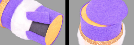 Split-Screen: Der Nussknacker erhält rückseitig eine Filzverkleidung für den Zylinder und steht anschließend aufrecht, während der Hutdeckel und die glitzernde Moosgummi-Krempe angebracht werden. GWS2.de Die zweigeteilte Aufnahme zeigt zwei zentrale Schritte beim Entstehen des charakteristischen Zylinderhuts des kleinen Nussknackers. Auf dem linken Foto liegt die Figur vertikal auf weißem Untergrund, mit dem Kopf nach unten geneigt und dem Gesicht behutsam aufgestützt. In dieser Position wird der Zylinder mit Bastelfilz verkleidet, der sich eng und glatt um die Hutform legt. Auf der Rückseite erkennt man, wie zwei zugeschnittene Filzelemente präzise aufeinander geklebt werden, sodass die Naht kaum sichtbar ist und der Zylinder eine gleichmäßige, saubere Oberfläche erhält. Die Szene wirkt beinahe chirurgisch – als würde der Nussknacker einer zarten, aber hochkonzentrierten Veredelung unterzogen werden. Das rechte Bild des Split-Screens zeigt den Nussknacker wieder aufrecht stehend und nun von vorne. Hier wird sichtbar, wie der Deckel des Zylinders mit einer weiteren Filzapplikation veredelt wurde, die den Hut optisch abschließt und ihm seine endgültige Kontur verleiht. Am unteren Rand des Zylinders befindet sich zudem eine breite Krempe, gefertigt aus Moosgummi und üppig mit funkelndem Glitzerpulver bestreut. Im Licht schimmert diese Krempe wie eine kleine goldene Bühne, auf der der Zylinder thronen darf – ein festlicher Akzent, der perfekt zum würdevollen Erscheinungsbild des Nussknackers passt